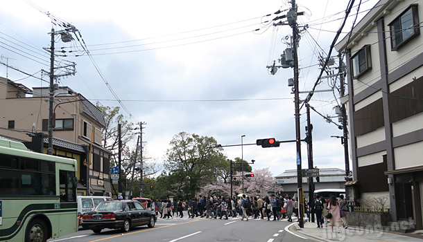 Everyone funneling up the hill towards Kiyomizu.