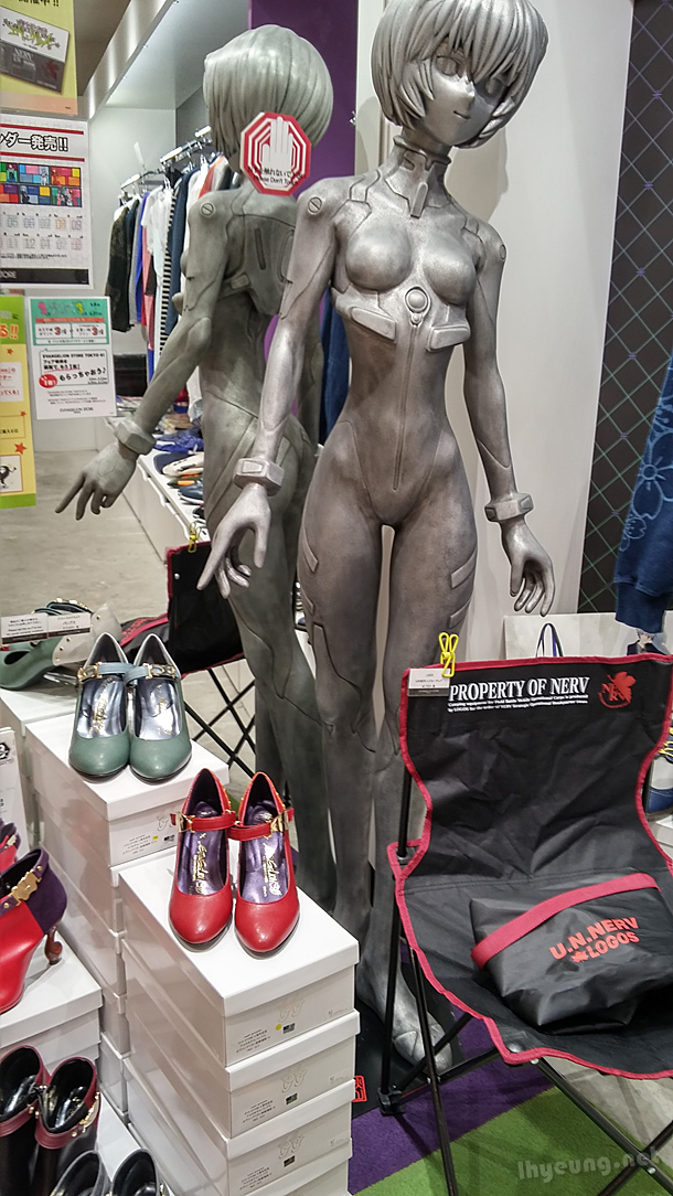 Rei statue and Eva heels