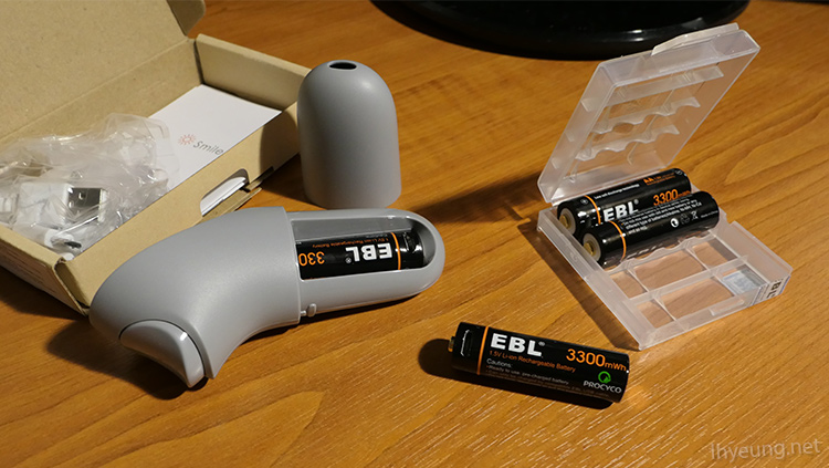 USB rechargeable 1.5v AA batteries.