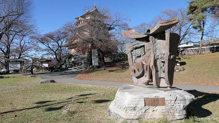Takashima Castle and a sculpture.