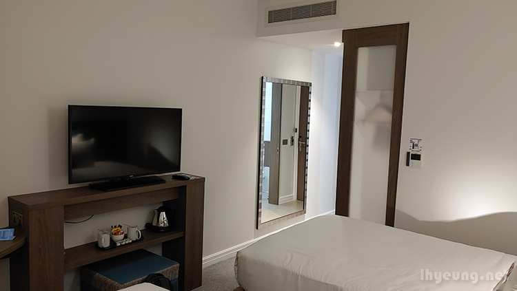 TV and amenities. TV and amenities.