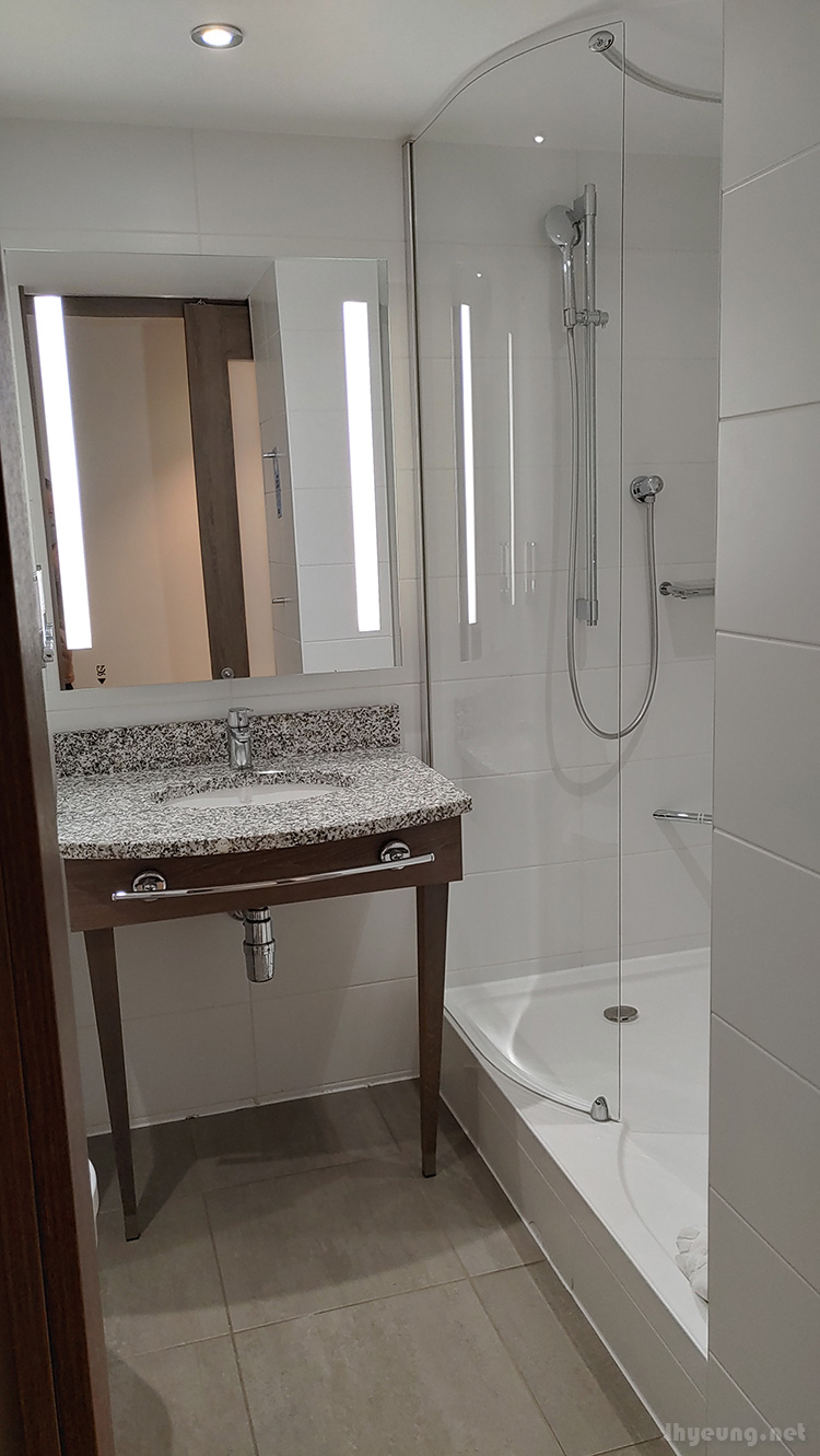 Clean bathroom. Clean bathroom.