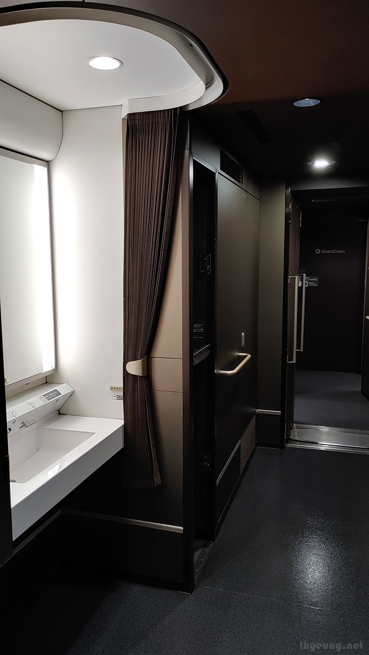 Hakutaka trains had hand dryers and Gran Class carriages. Hakutaka trains had hand dryers and Gran Class carriages.