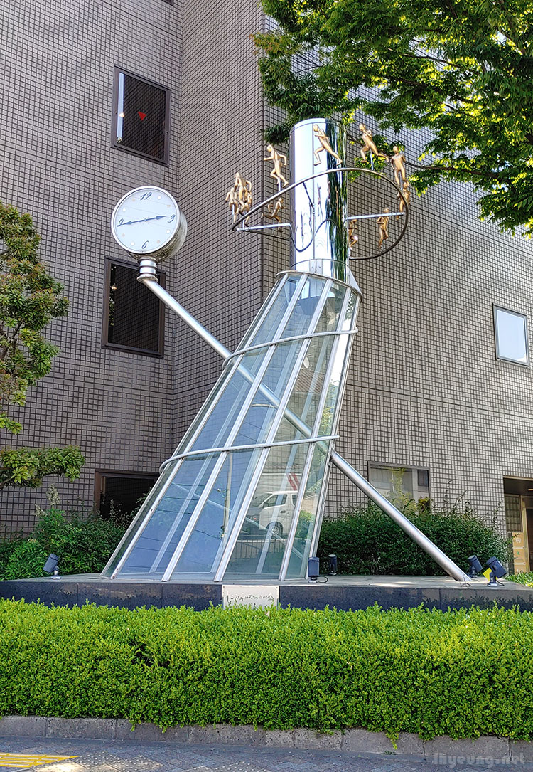 12 people sculpture.