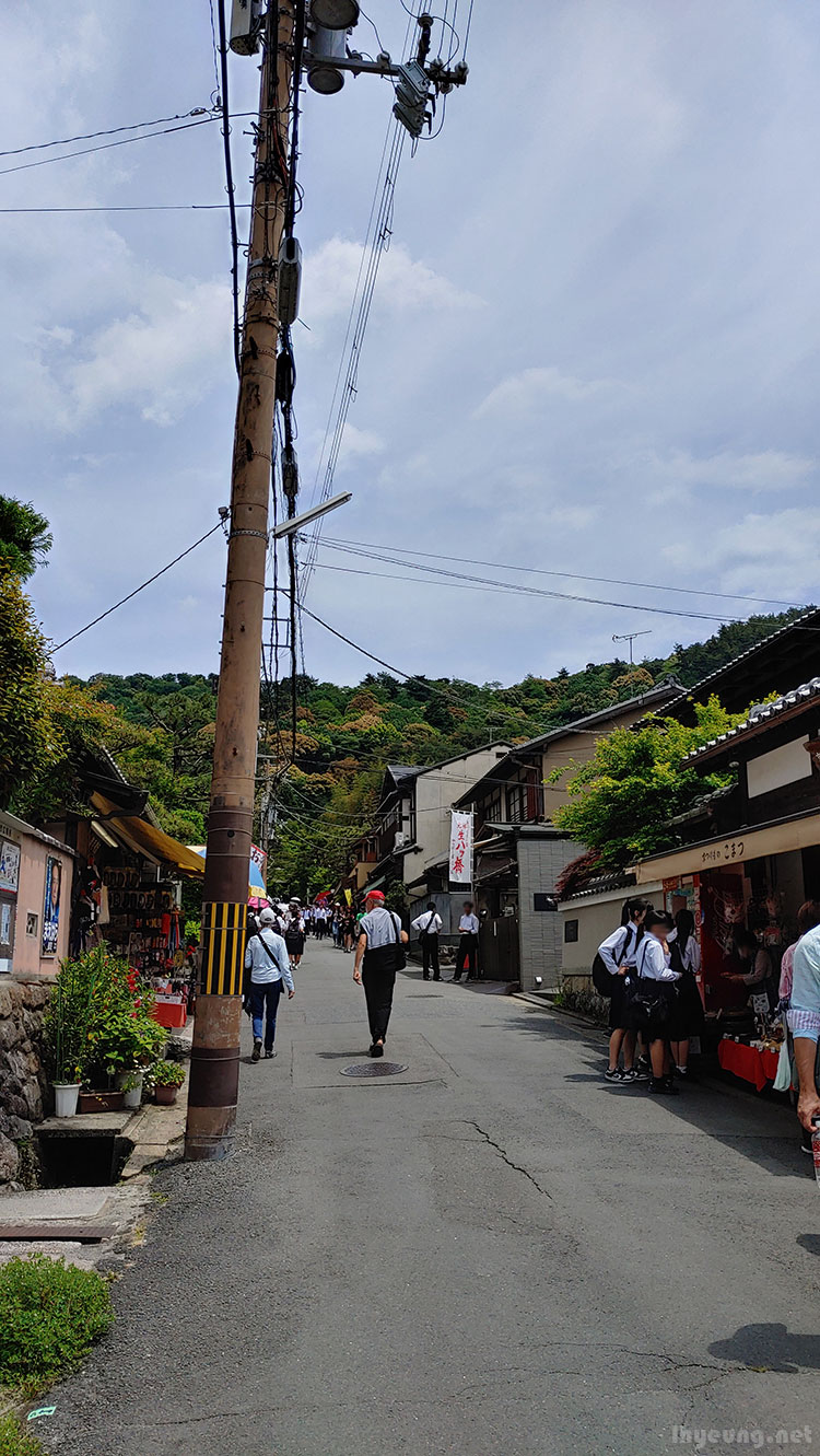 Uphill walk to Kinkaku Pavilion.