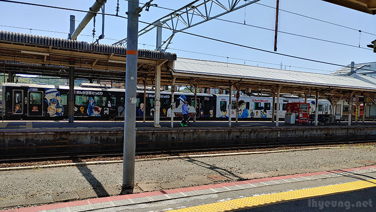 Detective Conan train livery in Yonago. Detective Conan train livery in Yonago.