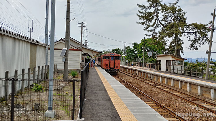 Arrival at Amaharashi Station.