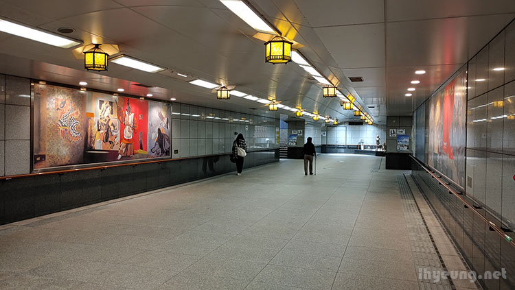 Passageway, shelter from the sun and heat outside.