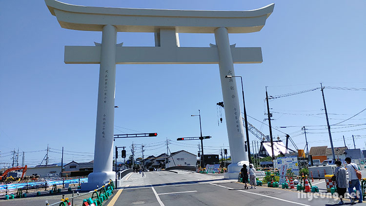 Large Torii gates on the road to Izumoshi Taisha