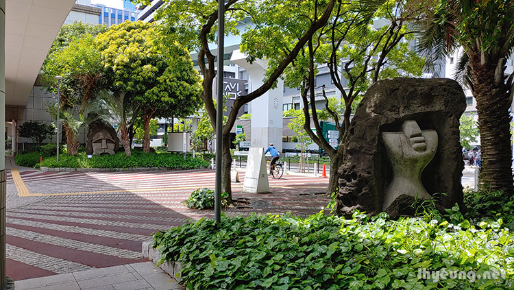 Fun sculptures for kids to spot. Fun sculptures for kids to spot.