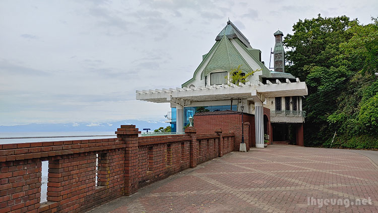 Restaurant or cafe?