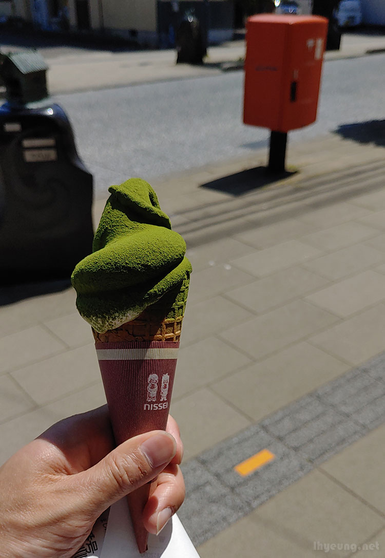 It's the powdered Daisen Matcha ice-cream. It's the powdered Daisen Matcha ice-cream.