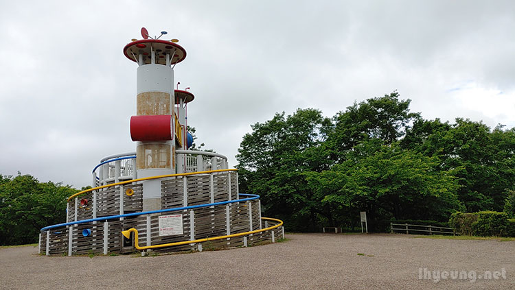 Playground apparatus in the form of a fortress. Playground apparatus in the form of a fortress.