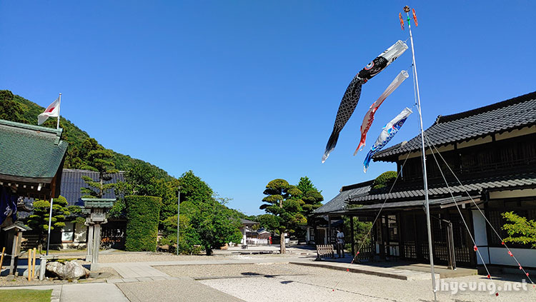 Windy day for carp streamers. Photo op.
