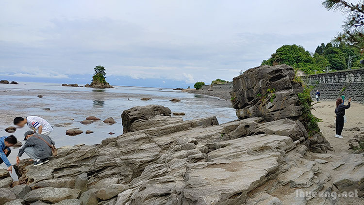 Woman's Rock in view.