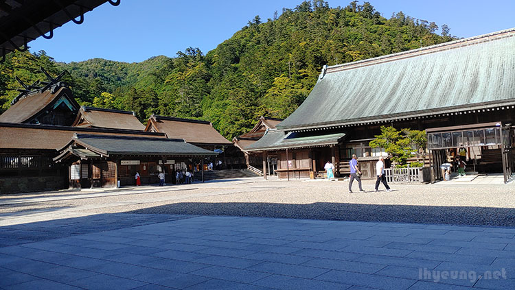 Shrine attendants busy guiding.