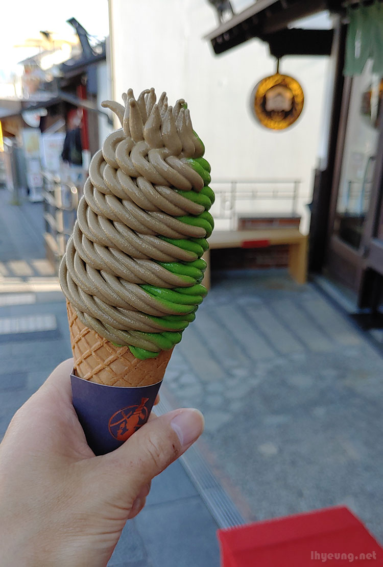 1000 yen Izumomaki ice cream.