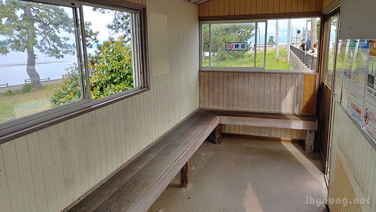 Simple waiting shed.