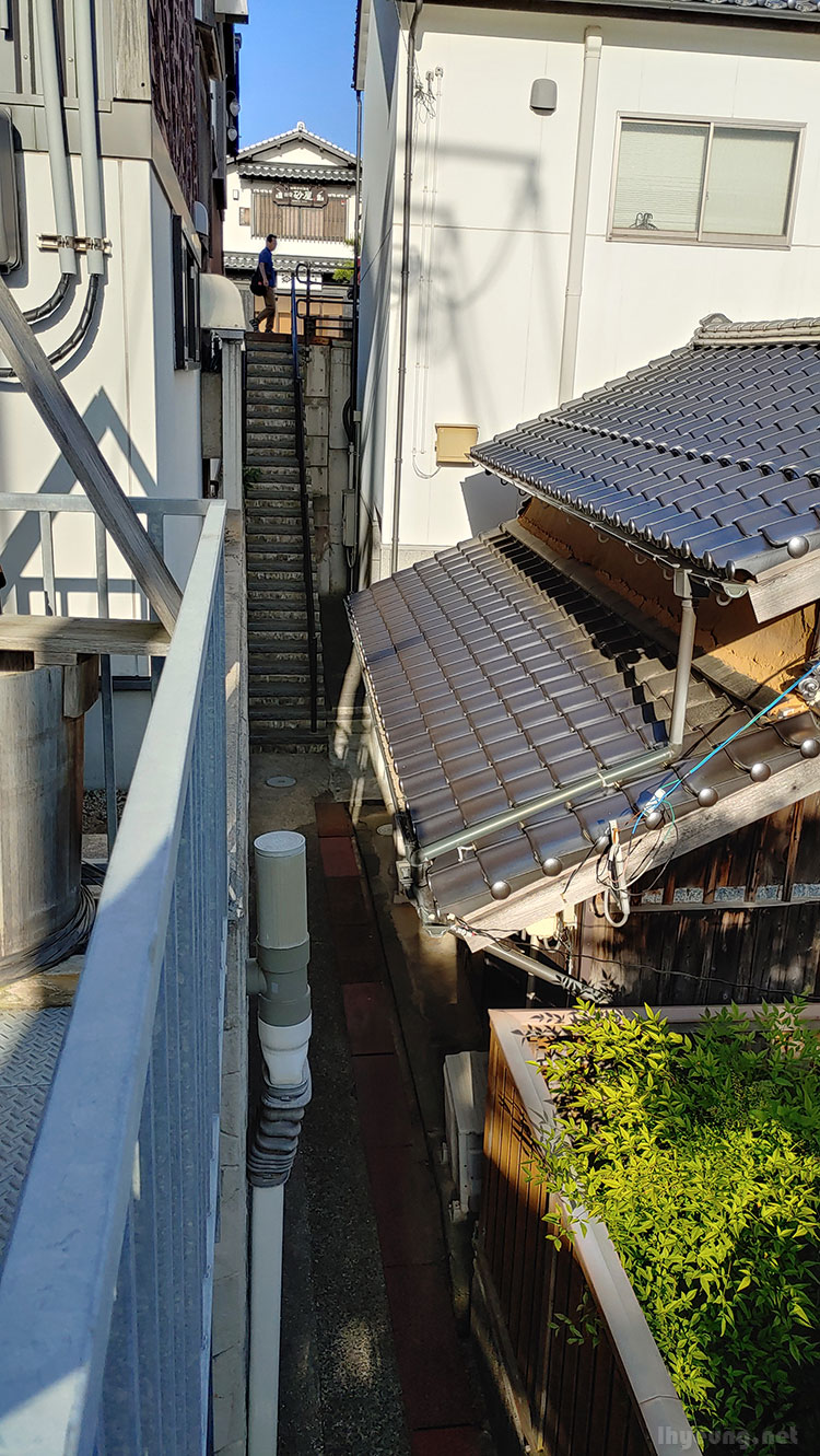 Fun narrow alleys.