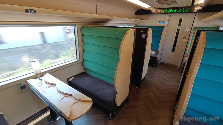 Another Yakumo carriage had pretty nice tables with lamps. Another Yakumo carriage had pretty nice tables with lamps.