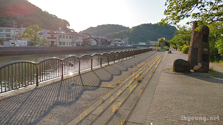 Lovely riverside but too many flies... Lovely riverside but too many flies...