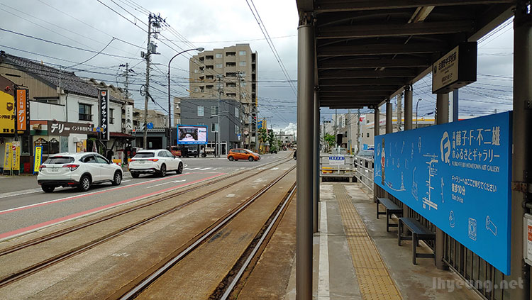 Bit of seating at the station in the middle of the road. Bit of seating at the station in the middle of the road.