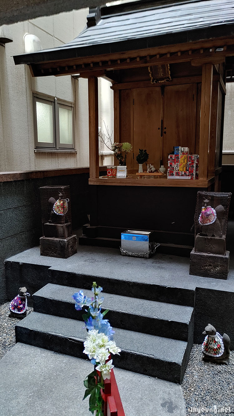 Hidden Hanabusa Shrine of Akihabara.